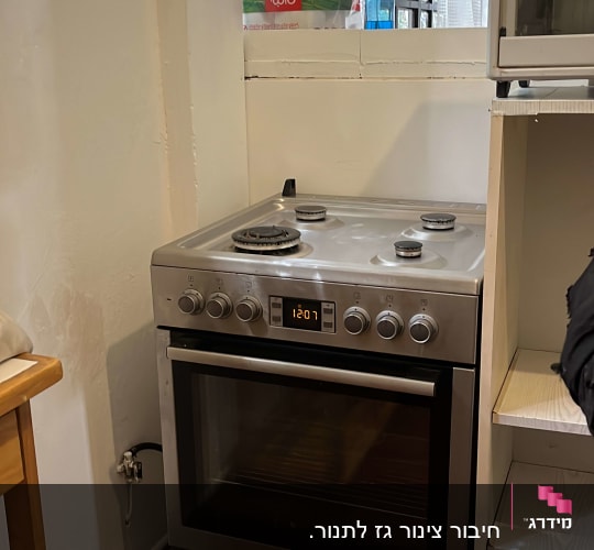 תנור גז עם כיריים ומדפים לידו